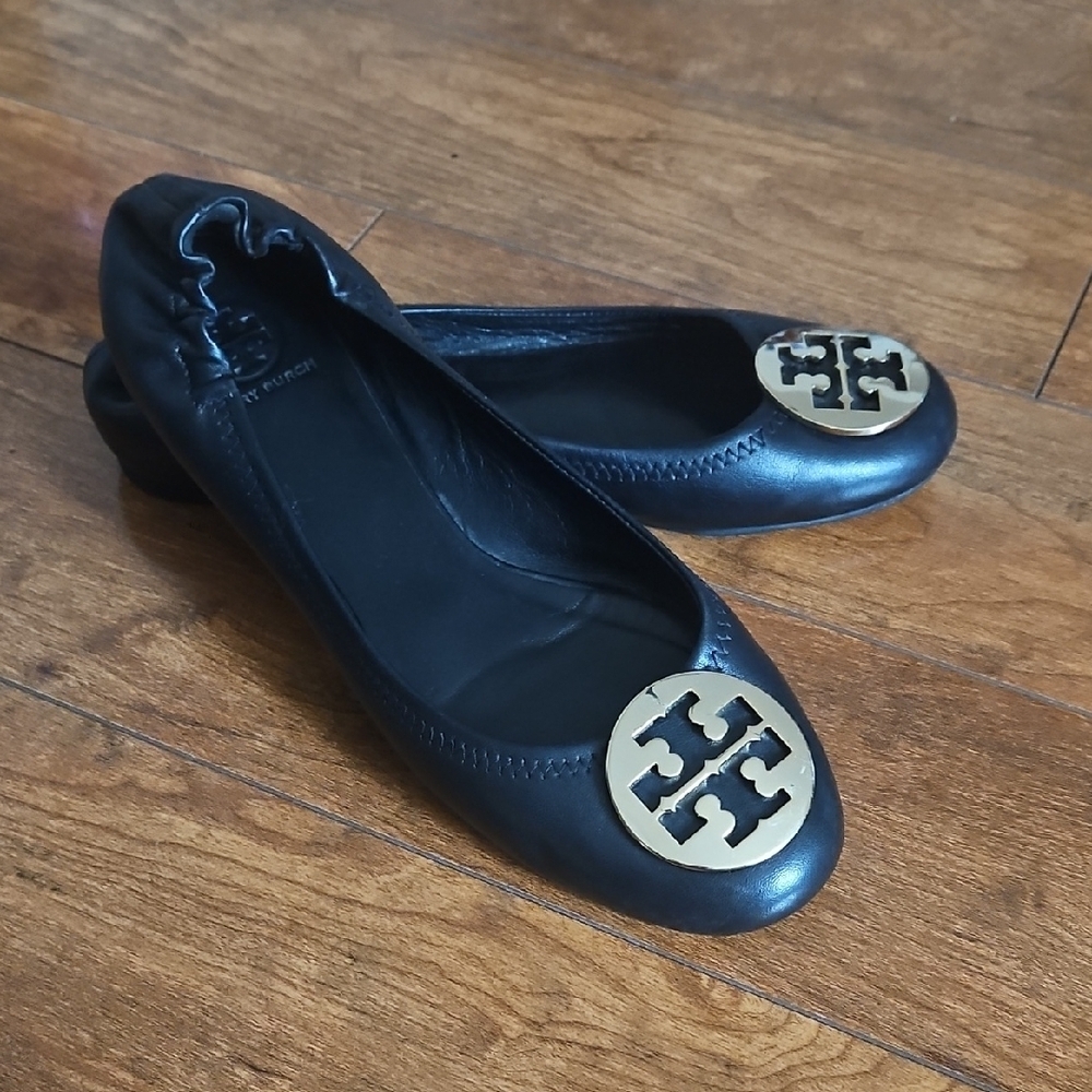 Tory Burch Black Flats with Gold Emblem Sz 10M - Picture 1 of 13